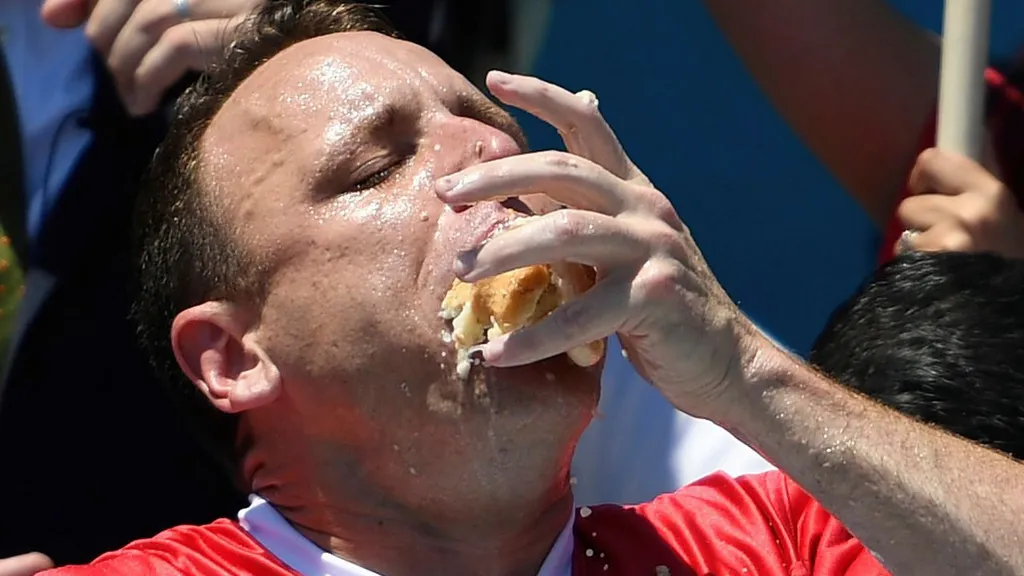 Viral 30 second Hot dog eating challenge