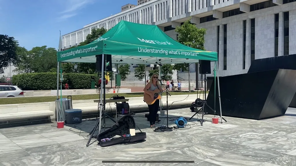 Lunchtime at the Plaza Deb Zep