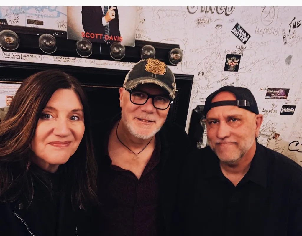 Paul Byrne & The Bleeders – Salon Stage