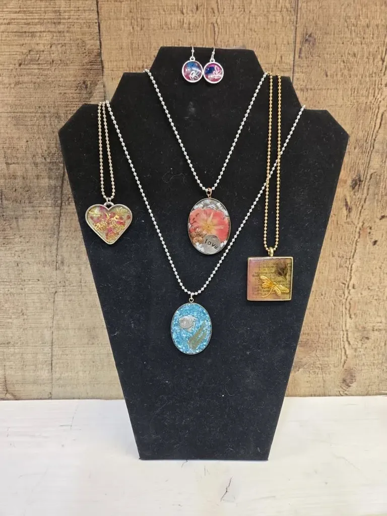 Resin & Flower Jewelry Workshop