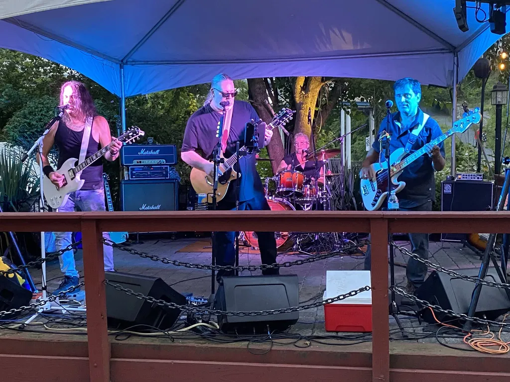 Friday Night Live Music at Mariner’s
