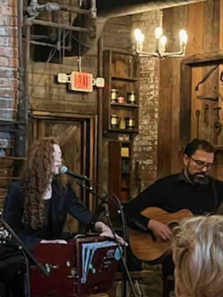 Lauren Magarelli & Jonno Hull – Salon Stage