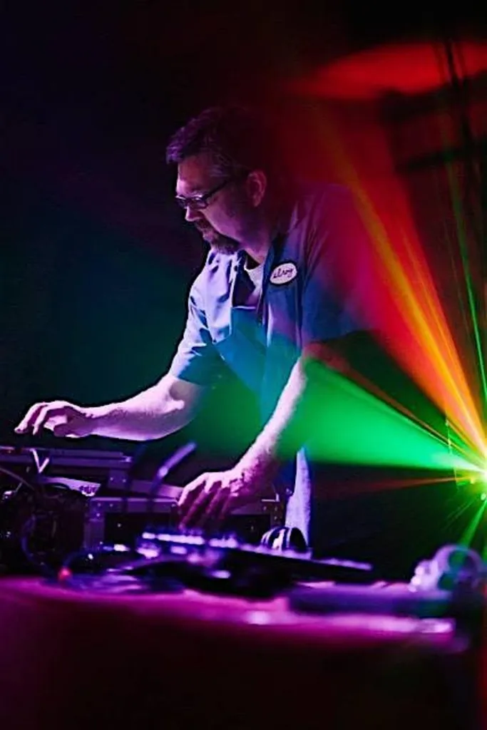 LATE NIGHT w/ DJ DAVE LEONARD