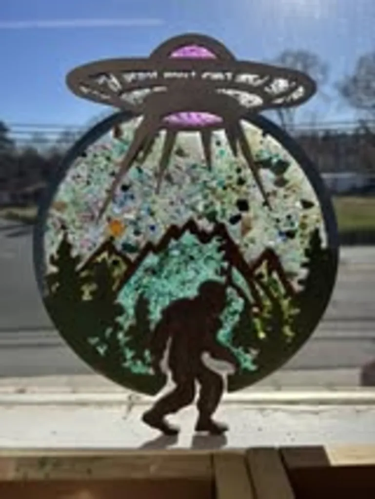 Join us for a Crafternoon at Springbrook Hollow Distillery! Crushed Glass Resin Pour!