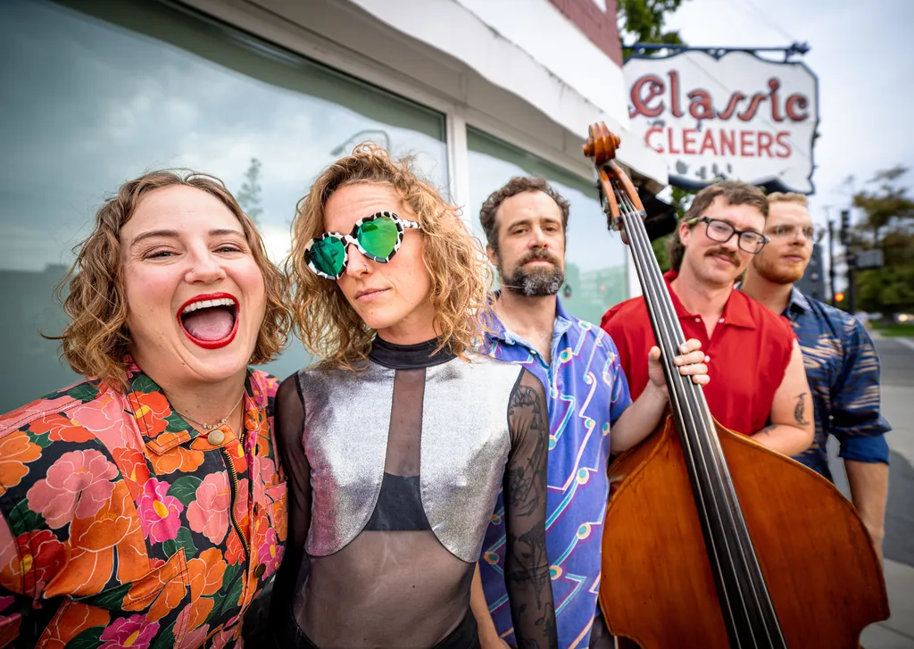 Pixie and the Partygrass Boys - Bluegrass at the Cache