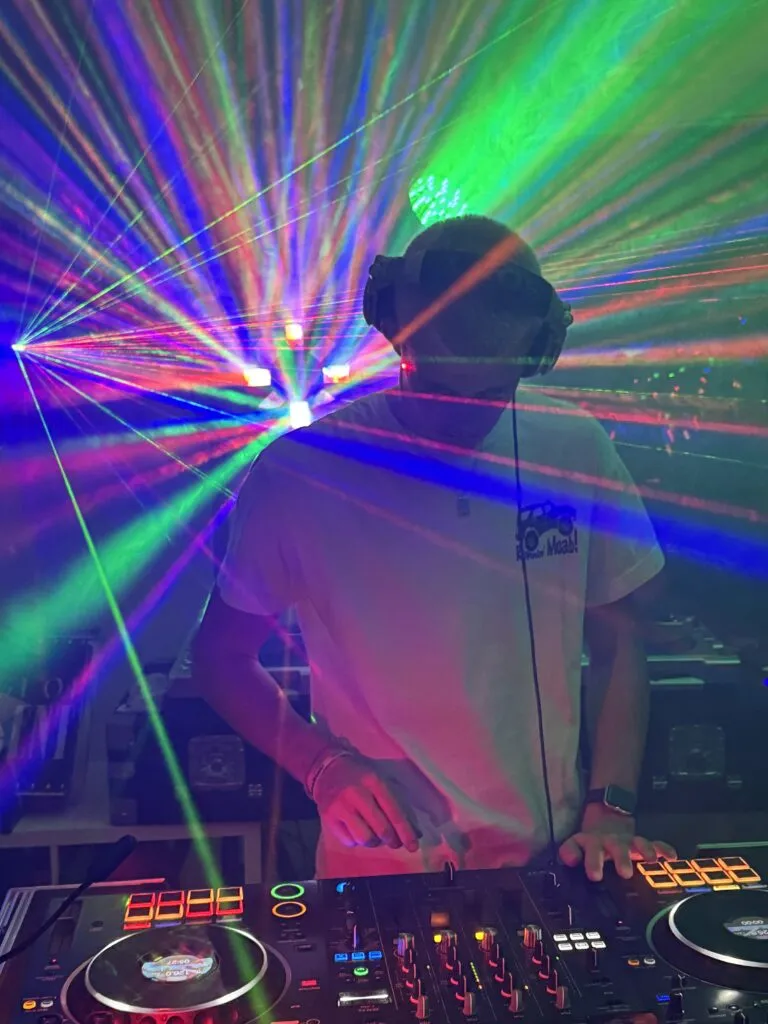 DJ 0